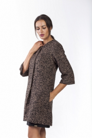 Παλτό καφέ πιτσιλωτό με στρογγυλή λαιμόκοψη και κοντά μανίκια